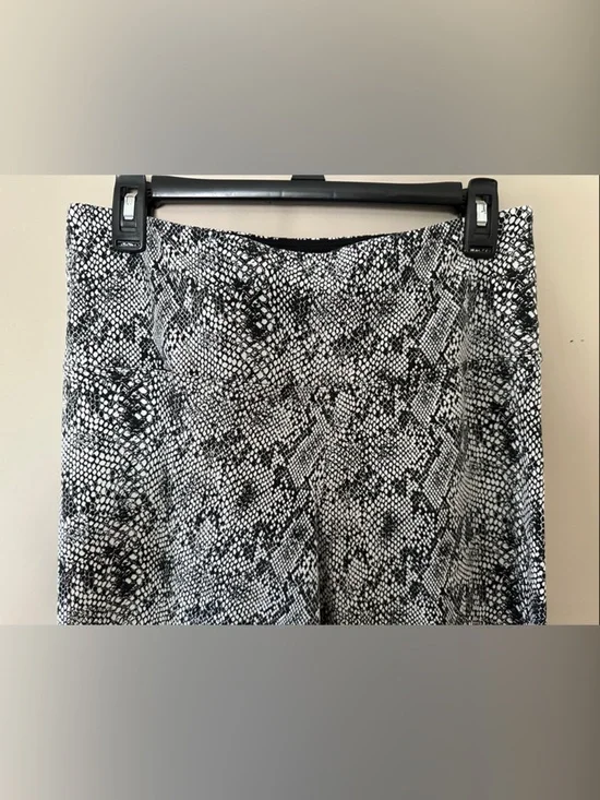 High-Rise Black & White Snake Print Leggings - Picture 2 of 4
